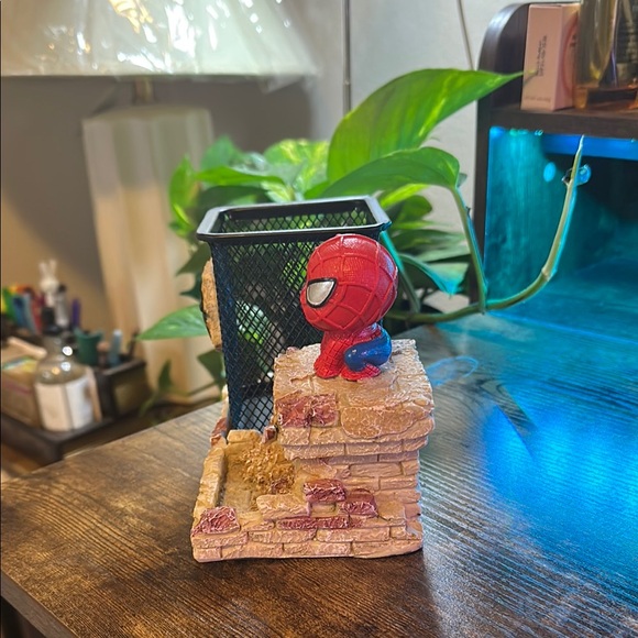 Spider-Man Pen Holder with Red and Black Design - Picture 3 of 7